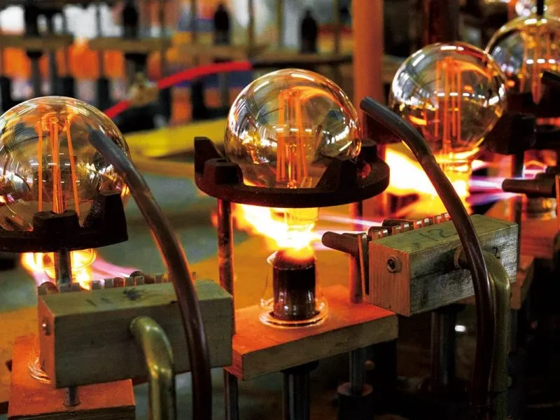 Incandescent light bulb manufacturing